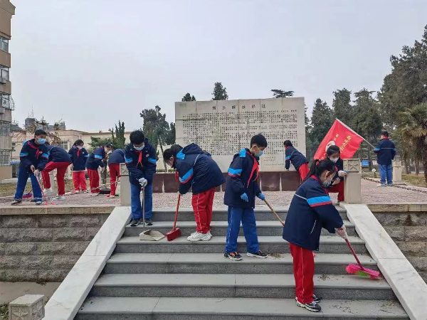 雷锋道路一起走  陵小少年在行动