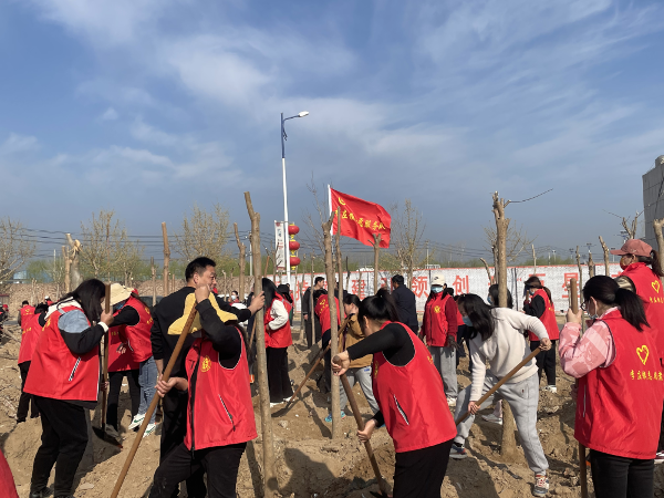 封丘县李庄镇科协组织“学雷锋爱科普” 义务植树活动