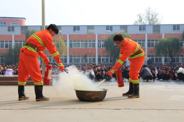 新乡市科普教育基地封丘县建勋学校科技馆举行防震防火演练