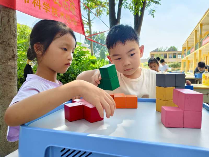 科普启智·童心亮滩 --新乡市科协组织开展滩区困境儿童暑期关爱活动
