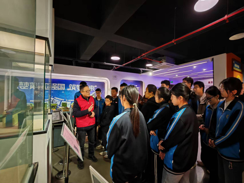 学子趣探万物之理  师生乐享科普盛宴